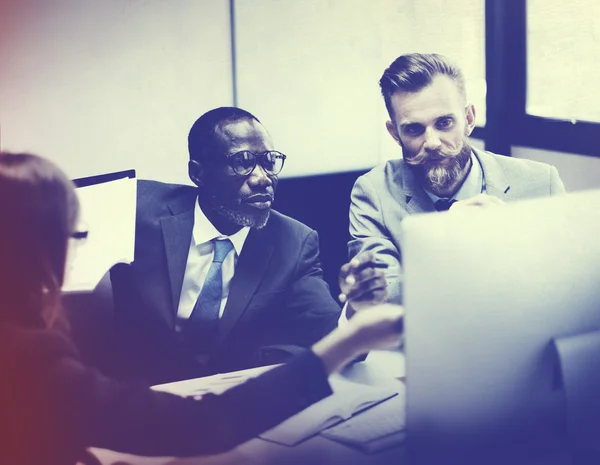 Brainstorming von Geschäftsleuten im Büro — Stockfoto