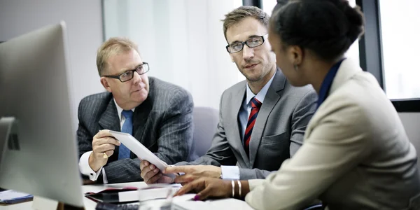 Brainstorming von Geschäftsleuten im Büro — Stockfoto