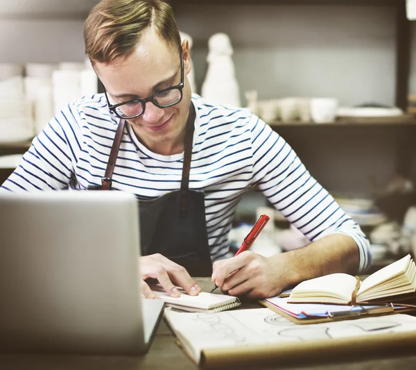 Handwerker arbeitet bei Werkstattkonzept an Ideen — Stockfoto