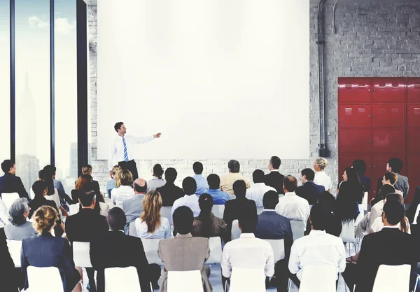 Les gens d'affaires à la présentation au Bureau — Photo