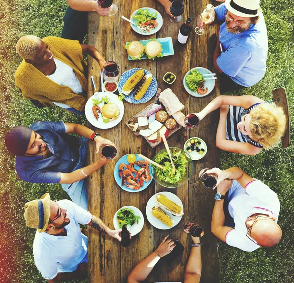 在户外用餐的朋友 — 图库照片