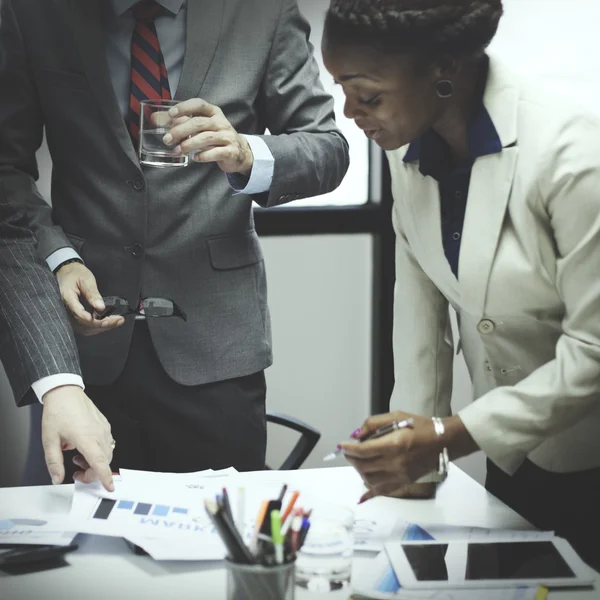 Brainstorming von Geschäftsleuten im Büro — Stockfoto