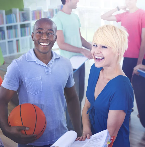 Groep studenten in Universiteit — Stockfoto