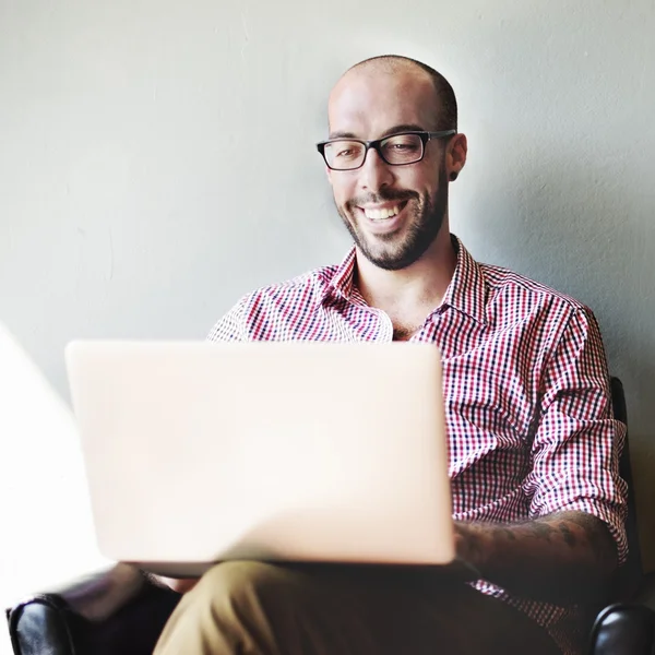 Homem de negócios usando computador portátil — Fotografia de Stock