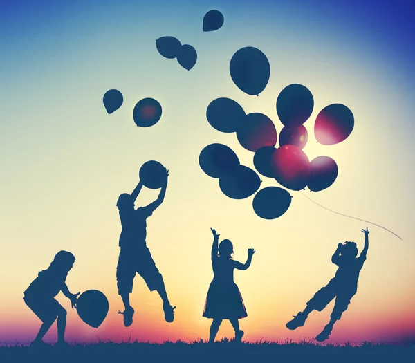 Niños jugando con globos —  Fotos de Stock