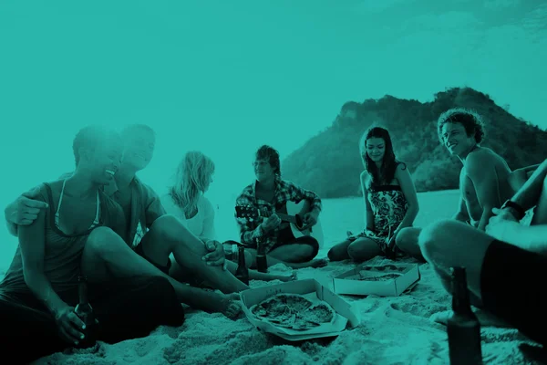 Leute bei Beachparty-Konzept — Stockfoto