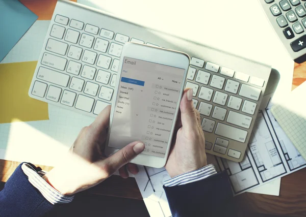 Teléfono inteligente usando en línea — Foto de Stock