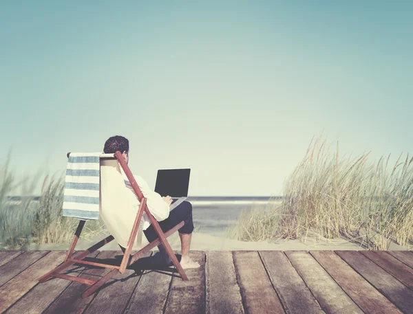 Empresário Trabalhando por Praia — Fotografia de Stock