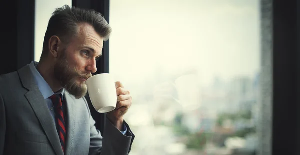 Uomo d'affari in possesso di una tazza di caffè — Foto Stock