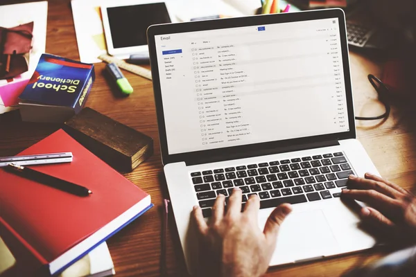 Empresario que usa el concepto de pensamiento de trabajo de computadora portátil —  Fotos de Stock