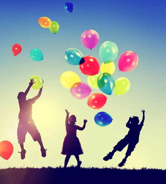 Børn leger med balloner - Stock-foto