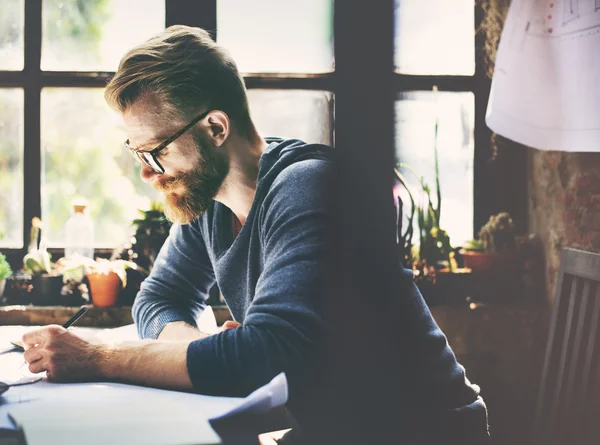 Geschäftsmann arbeitet im Home Office — Stockfoto