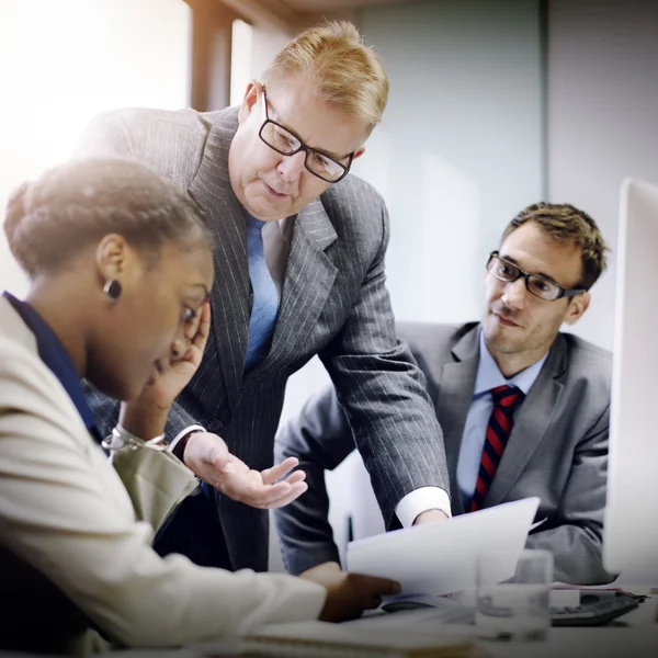 Affärsmän brainstorming i office — Stockfoto