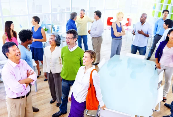 Gente de negocios hablando en la oficina — Foto de Stock