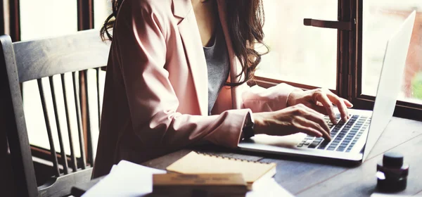 Femme d'affaires travaillant dans son bureau — Photo