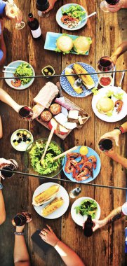 Arkadaşlar açık havada yemek