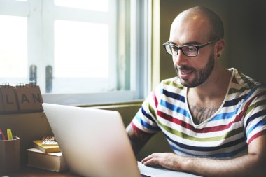 Dizüstü bilgisayarda çalışan adam