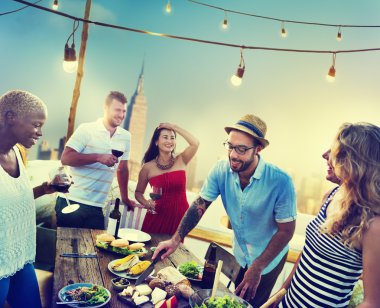 Yaz Partisi çatı üzerinde