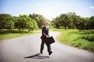 İşadamı açık havada atlama