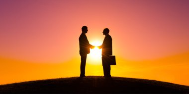 İş insanlar tebrik el sıkışma ile