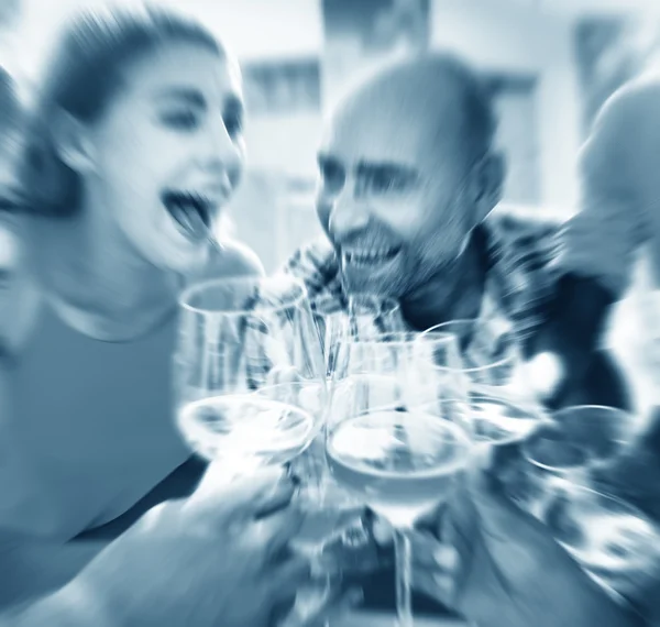 Amigos saindo na festa ao ar livre — Fotografia de Stock