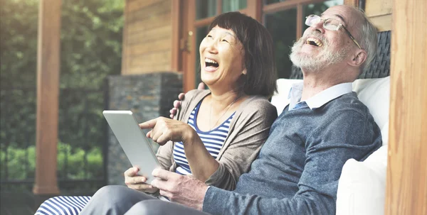 Ouder paar met behulp van digitale Tablet PC — Stockfoto