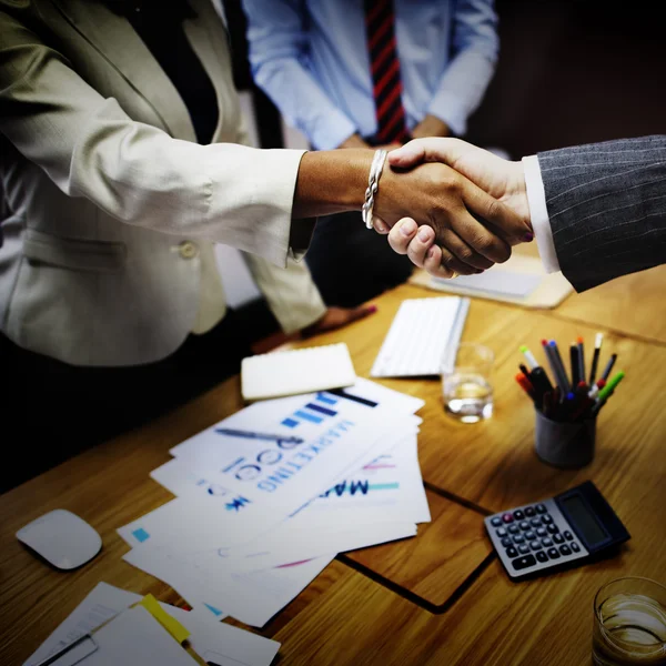 Mensen uit het bedrijfsleven en Handshake — Stockfoto