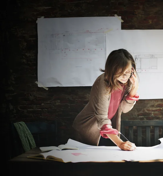 Arquitetura Mulher conceito de trabalho — Fotografia de Stock