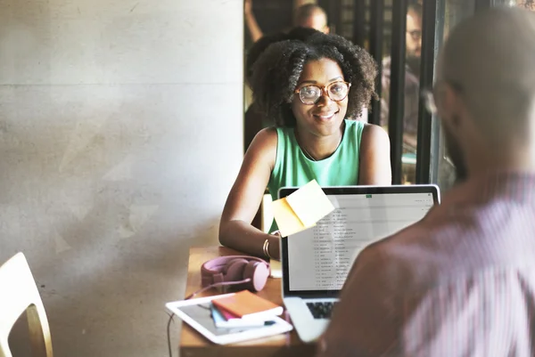 Homem e mulher trabalhando no laptop — Fotografia de Stock