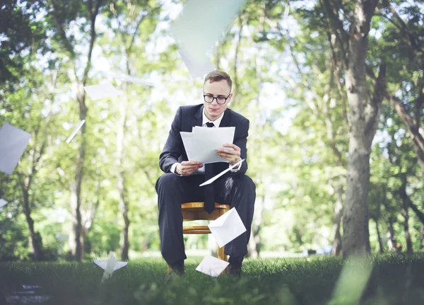 Businessman working at outdoors — Stock Photo, Image