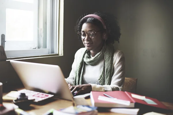 Frau arbeitet am Laptop — Stockfoto