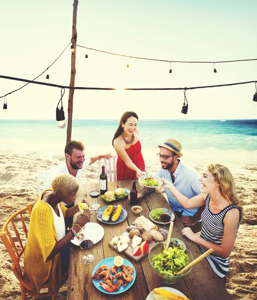 Amigos Comedor Verano Beach Party Concepto alegre — Foto de Stock