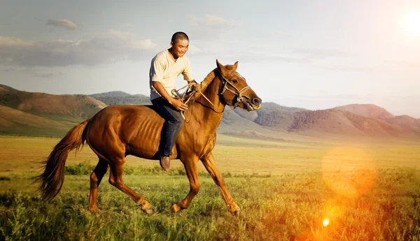 Ung man ridning häst — Stockfoto