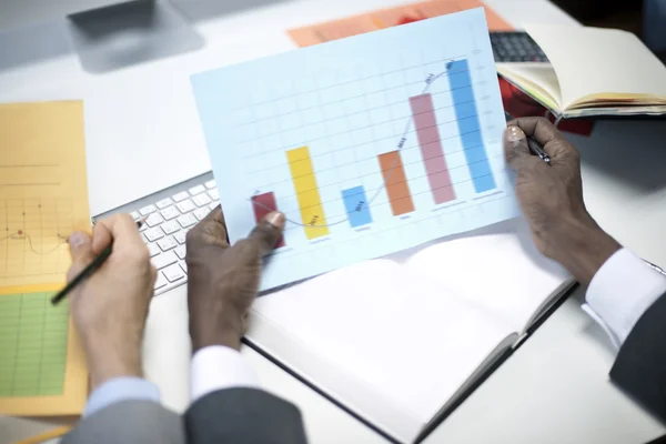 Conceito de Empresário e Gráfico de Barras Financeiras — Fotografia de Stock