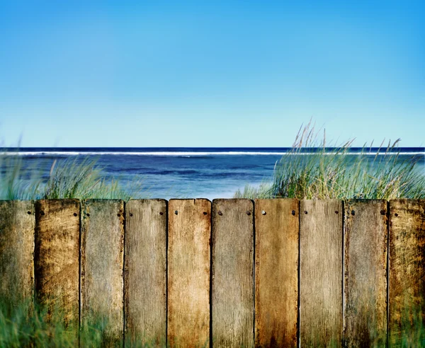 Strand en houten hek — Stockfoto