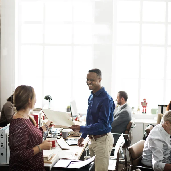 Uomini d'affari che lavorano in ufficio — Foto Stock