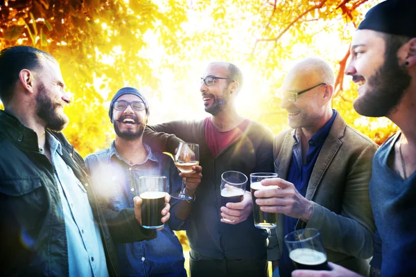 Amici appendere fuori a festa all'aperto — Foto Stock