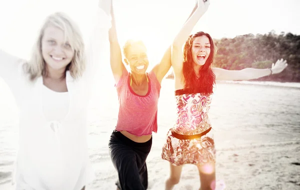 Vrouwen plezier op strand Concept — Stockfoto
