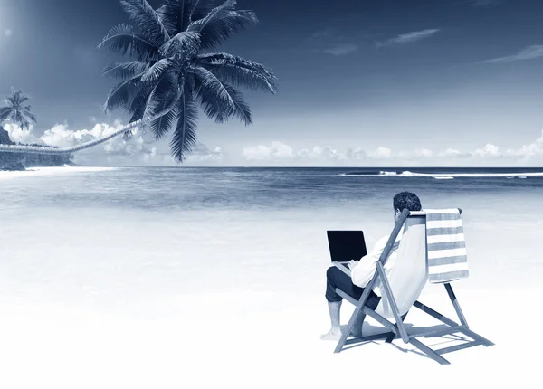 Empresário que trabalha no conceito de praia — Fotografia de Stock