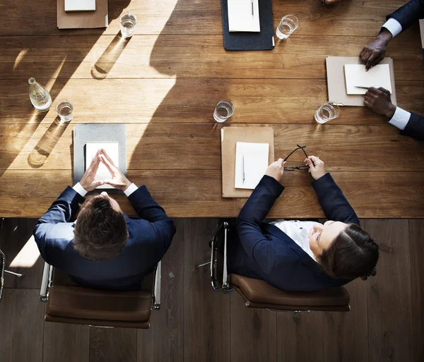 회의실에서 회의 갖는 기업 들 — 스톡 사진