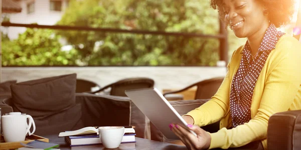 Frau nutzt digitales Tablet — Stockfoto