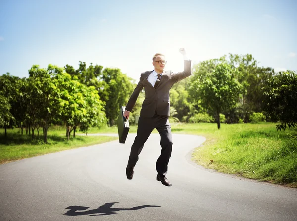 Empresario saltando al aire libre — Foto de Stock