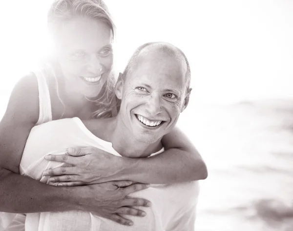 Paar op strand verlijmen Concept — Stockfoto