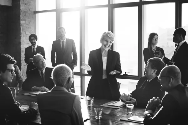Empresários que têm reunião na sala de reuniões — Fotografia de Stock