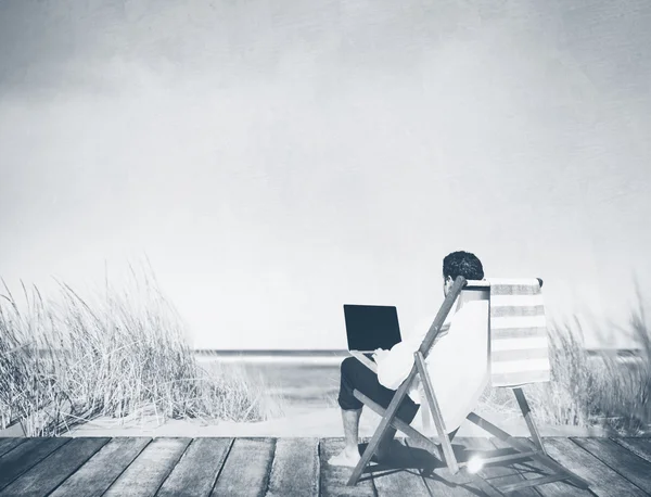 Affärsman som arbetar på sommar strand Concept — Stockfoto