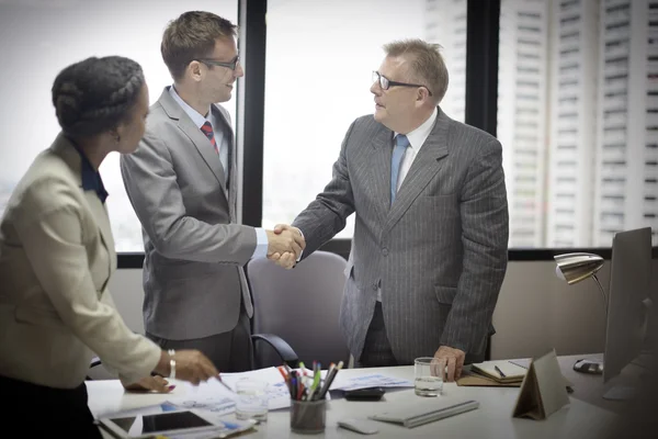 Empresários e Handshake — Fotografia de Stock