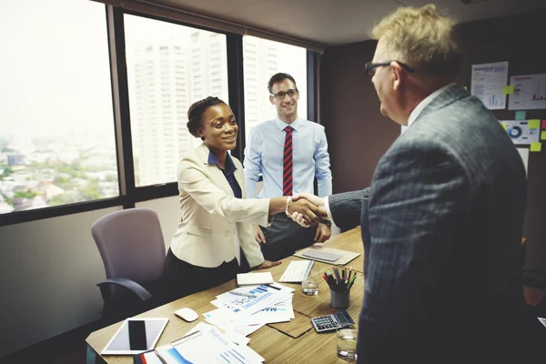 Empresários e Handshake — Fotografia de Stock