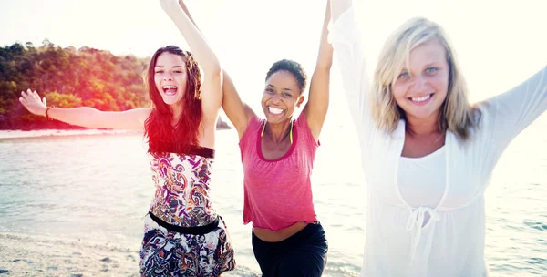 Frauen haben Spaß am Strandkonzept — Stockfoto