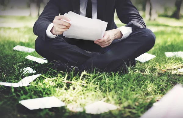 Geschäftsmann arbeitet im Freien — Stockfoto