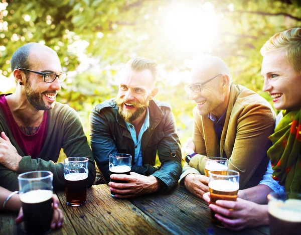 Amigos pasando el rato en la fiesta al aire libre —  Fotos de Stock